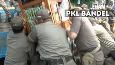 Pedagang kaki lima (PKL) kembali mengokupasi trotoar di kawasan Pasar Tanah Abang. Akibatnya petugas Satpol PP menindak dengan menyita dagangan milik mereka.