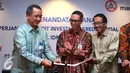 (Kika) Direktur Corporate Banking Bank Mandiri, Royke Tumilaar, Dirut Semen Indonesia, Rizkan Chandra dan Dirut Semen Gresik, Sunardi Prionomurti usai menandatangani kerjasama dengan Bank Mandiri, Jakarta, Jumat (10/6) (Liputan6.com/Angga Yuniar) 