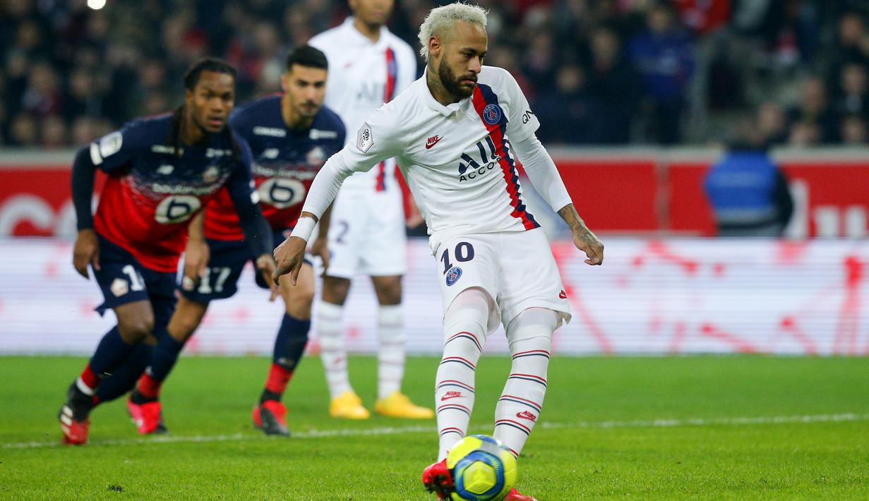 Striker Paris Saint-Germain, Neymar, mencetak gol ke gawang Lille pada laga Liga 1 Prancis di Stadion Metropole, Minggu (26/1/2020). Neymar persembahkan dua gol nya untuk legenda NBA Kobe Bryant. (AP/Michel Spingler)