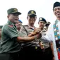 Usai menggelar Apel, Kapolri, Jokowi, dan Panglima TNI Jenderal Moeldoko melakukan salam komando (Liputan6.com/Herman Zakharia)