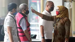 Mantan Direktur Utama PT Danareksa Sekurita, Marciano Herdondrie Herman saat diperiksa suhu tubuh sebelum menjalani pemeriksaan tim penyidik Kejaksaan Agung di Gedung KPK, Jakarta, Jumat (19/06/2020).  (merdeka.com/Dwi Narwoko)