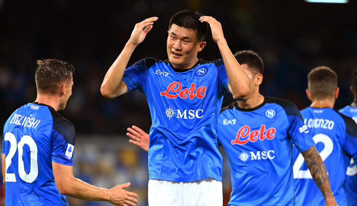 Selebrasi bek Napoli, Kim Min Jae setelah mencetak gol ke gawang Monza dalam laga Serie A Liga Italia 2022/2023 di Diego-Maradona Stadium, Naples (21/8/2022). Pemain Korea Selatan berusia 26 tahun yang mulai membela Napoli pada awal musim 2022/2023 ini tercatat pernah membawa Jeonbuk Hyundai Motors menjuarai Liga Utama Korea (K League 1) dua musim berturut-turut pada 2017 dan 2018. (AFP/Alberto Pizzoli)