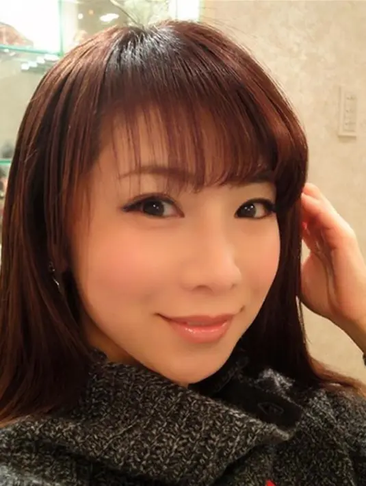Masako Mizutani berpose dengan rambut merahnya. Masako Mizutani juga menganjurkan untuk minum banyak air sebagai pembersih racun dan yang terpenting menggunakan makeup tepat. (Instagram/masako_mizutani)