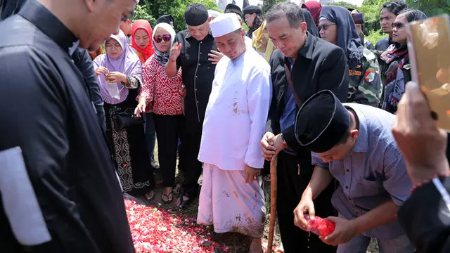 [Bintang] Pemakaman Istri Opick