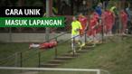 Berita video momen unik pemain Hongaria, Barna Busai, melakukan aksi meluncur di tangga sebelum masuk lapangan untuk bertanding di liga.