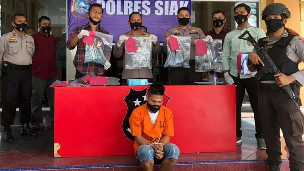 Pelaku pembunuhan dan pencabulan anak di bawah umur (baju tahanan) yang ditangkap Polres Siak.