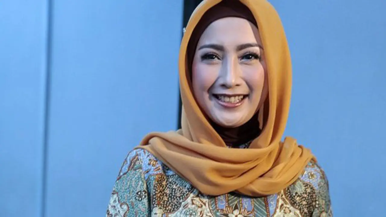 Desy Ratnasari alami jatuh bangun dalam karir/copyright: KapanLagi.com