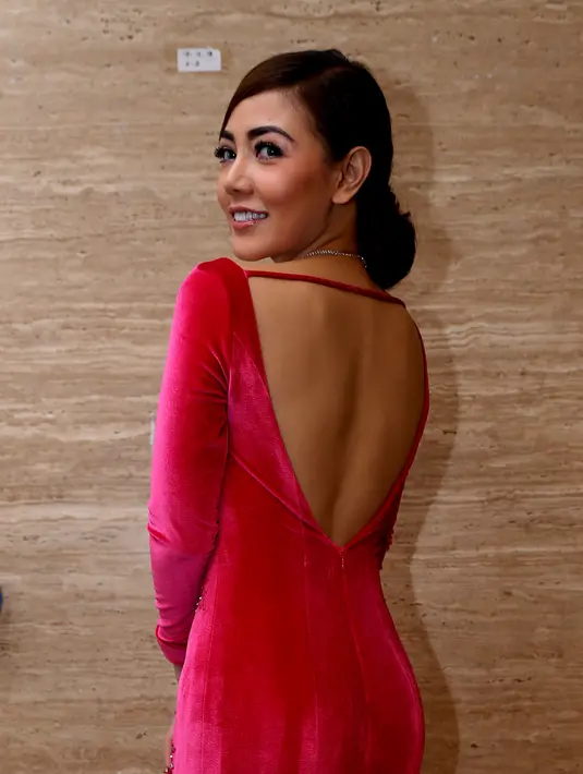 Bella Shofie tampil seksi namun tetap elegan. (Wimbarsana/Bintang.com)