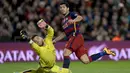  Luis Suarez (kanan)  menjadi bintang dengan torehan tiga gol saat barcelona mengalahkan Celta Vigo pada pekan ke-24 La Liga Spanyol di Stadion Camp Nou, Barcelona. (AFP / Josep Lago)