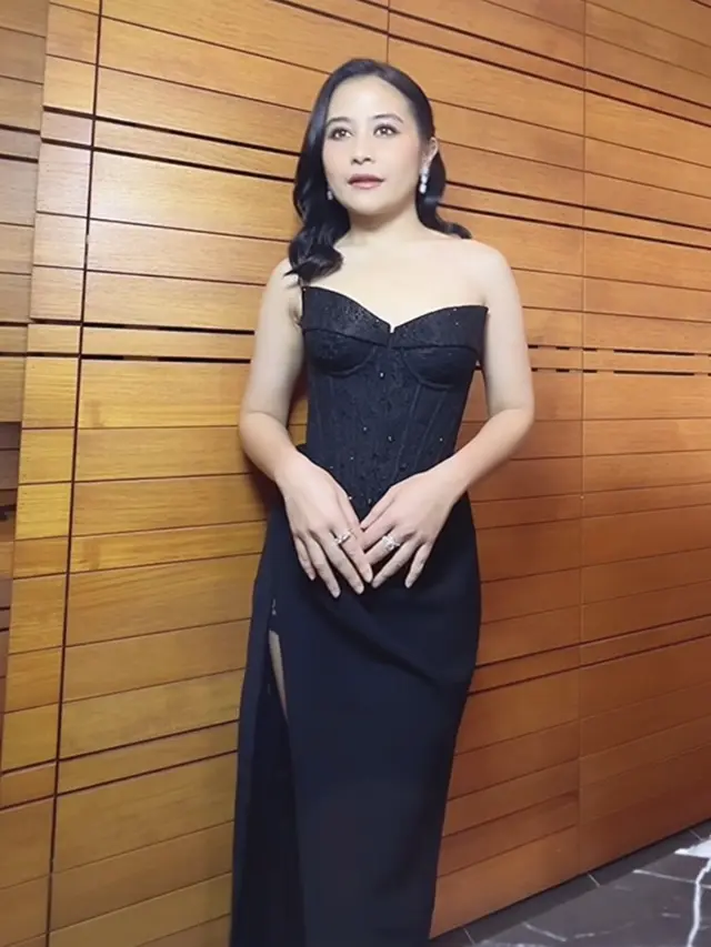 Tampilan Makeup Glamor Memesona Prilly Latuconsina. [@prillylatuconsina96]