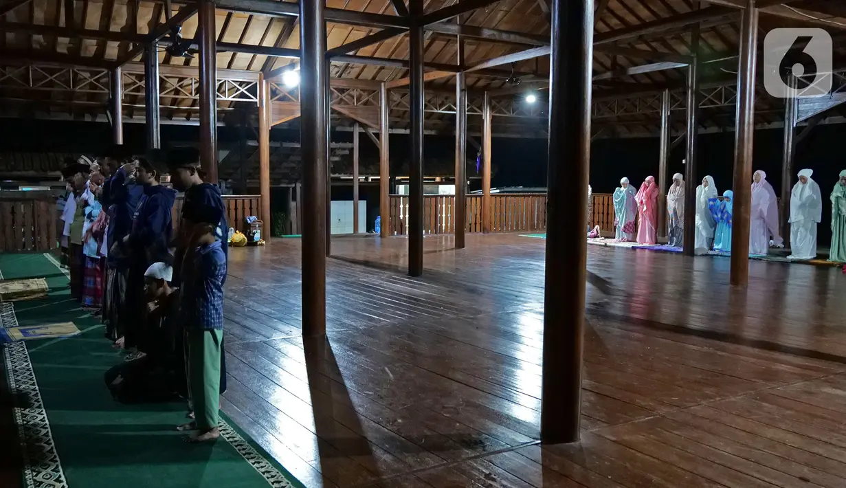 Sejumlah warga Baduy muslim melaksanakan sholat tarawih di Kampung Landeuh, Lebak, Banten, Selasa (27/4/2021). Selama Ramadhan, warga Baduy muslim melaksanakan sholat tarawih sampai tadarus dan makan bersama. (Liputan6.com/Herman Zakharia)