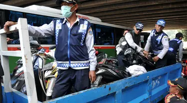 Petugas Dinas Perhubungan DKI Jakarta melakukan razia parkir liar di kawasan Tanah Abang, Jakarta, Rabu (3/6/2015). Meski sudah disosialisasikan, kenyataannya masih banyak orang yang tak menghiraukan peraturan tersebut. (Liputan6.com/Johan Tallo)