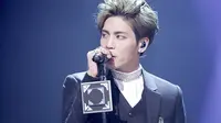 Jonghyun SHINee memang tidak canggung memamerkan tato yang dimilikannya itu di berbagai kesempatan. (foto: koreaboo.com)