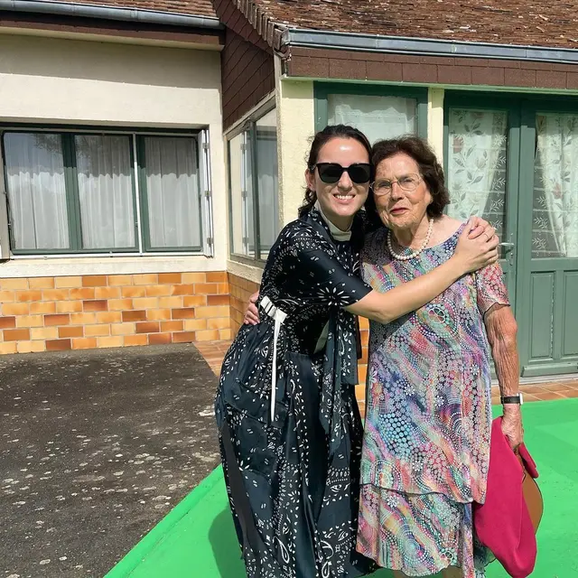 8 Momen Julie Estelle Mudik ke Prancis, Kumpul dengan Keluarga Besar