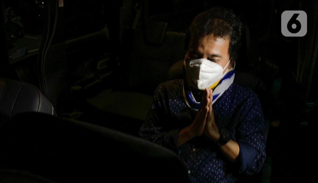 Roy Suryo usai menjalani pemeriksaan di Direskrimum Polda Metro Jaya, Jakarta, Kamis (28/7/2022). Roy Suryo telah menjalani pemeriksaan lanjutan sebagai tersangka kasus meme stupa Candi Borobudur. (Liputan6.com/Faizal Fanani)