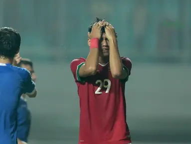 Pemain timnas Indonesia U-23, Septian David gagal membobol gawang Uzbekistan pada laga PSSI Anniversary Cup 2018 di Stadion Pakansari, Bogor, (03/5/2018). Indonesia U-23 bermain imbang 0-0. (Bola.com/Nick Hanoatubun)