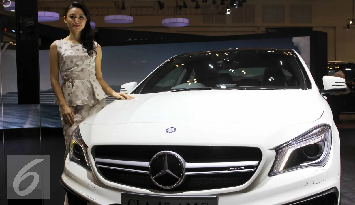 Seorang wanita cantik berpose dengan salah satu mobil yang dipamerkan pada Auto Show GIIAS 2015, Jakarta, Jumat (21/8/2015). Kehadiran para wanita cantik menjadi warna tersendiri pada acara pameran tersebut. (Liputan6.com/Helmi Afandi)