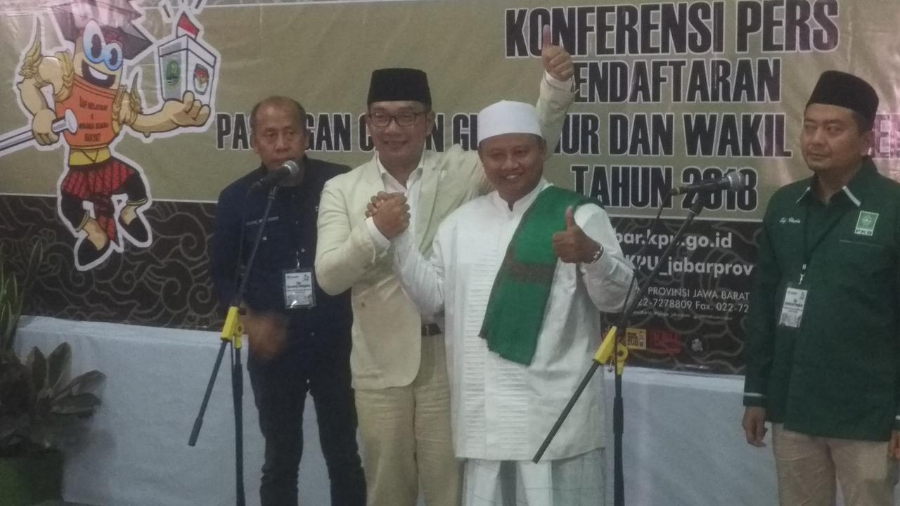 Pasangan Ridwan Kamil - Uu Ruzhanul Ulum mendaftar ke KPUD Jabar