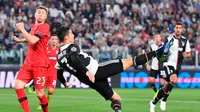 Pemain Juventus Cristiano Ronaldo melakukan tendangan saat menghadapi Bayer Leverkusen pada matchday kedua Liga Champions di Allianz Stadium, Turin, Italia, Selasa (1/10/2019). Juventus menghajar Bayer Leverkusen 3-0. (Alessandro Di Marco/ANSA via AP)