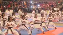 Karateka cilik Indonesia unjuk kebolehan saat acara pembukaan Kejuaraan Dunia Shotokan Karate-Do International Federation (SKIF) 2016 di JIExpo Kemayoran Jakarta, Sabtu (27/8). (Liputan6.com/Immanuel Antonius)
