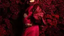 Stylist Erich Al Amin, memilihkan gaun merah dari desainer Julianto, saat maternity shoot anak ke-2, gaun tersebut dipadukan penutup kepala bunga mawar merah. Penampilannya ini menuai sorotan, ada yang mengomentari baik ada pula yang mencibir. [@aurelie.hermansyah]