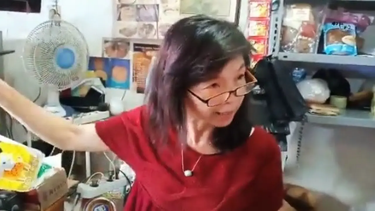 Tetap Jualan dengan Harga Normal, Ibu Penjual Sembako Ini Viral