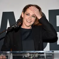 Aktris Kristen Stewart terlihat mesra digandeng Soko pada Minggu (13/3/2016). (Bintang.com/AFP)