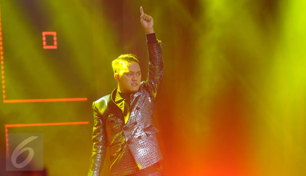 Penampilan memukau Danang, finalis asal Indonesia, dalam Grand Final D'Academy Asia 2015 Result Show di Studio 5 Indosiar, Jakarta, Selasa (29/12). (Liputan6.com/Herman Zakharia)