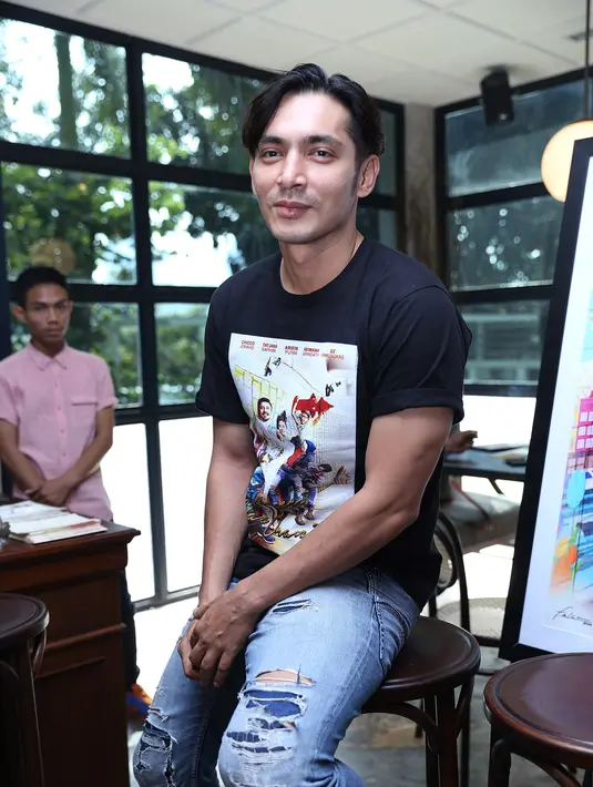 Dijumpai di kawasan Mega Kuningan, Jakarta Selatan, Jumat (7/8/2015), pemeran sinetron ‘Lupus’ ini mengaku cuaca ekstrim di Belanda merupakan sebuah tantangan lainnya dalam proses syuting ‘Negeri Van Oranje’. (Galih W. Satria/Bintang.com)