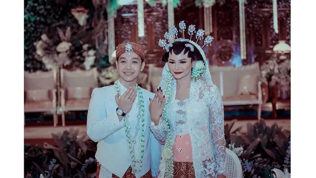 7 Potret Pernikahan Kartika Sary, Adik Yuni Shara dan KD yang Kental Adat Jawa