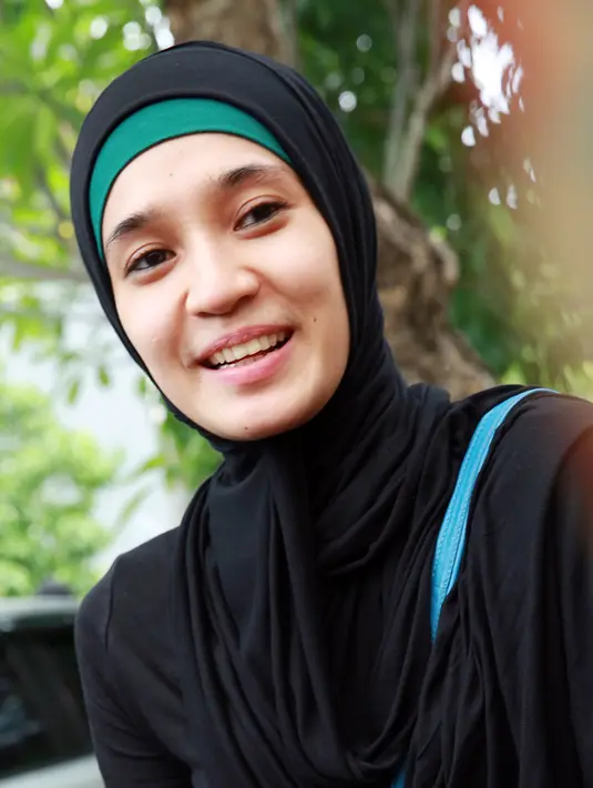 Mengawali dari membaca artikel di media sosial temennya. Yang berisi tentang setahun mengerjakan sholat dan sunah, sedangkan kita tidak ditutup (aurat) sama aja kita nggak masuk surga. (Deki Prayoga/Bintang.com)