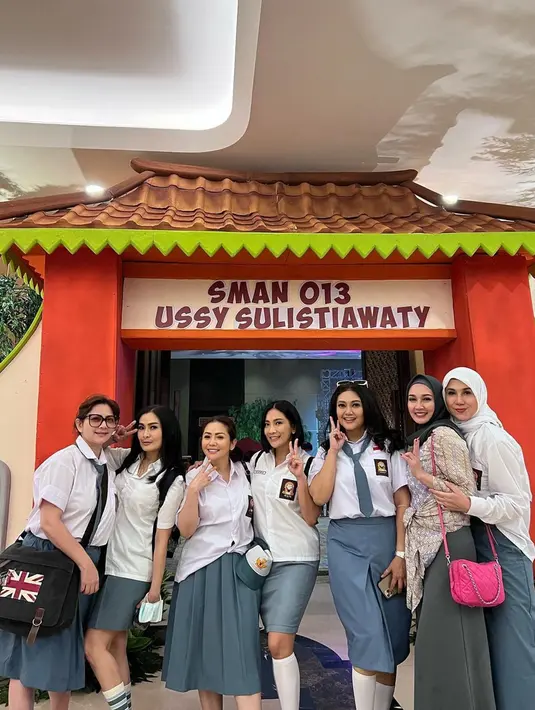 <p>Pedangdut Kristina (ketiga kiri) menghadiri pesta ulang tahun Ussy Sulistiawaty yang digelar di ballroom hotel mewah di Jakarta. Ia hadir bersama artis senior Tanah Air seperti Cut Keke, Iis Dahlia, Bella Saphira, Dina Lorenza, dan Marini Zumarnis. (Instagram/kristinadangdut)</p>