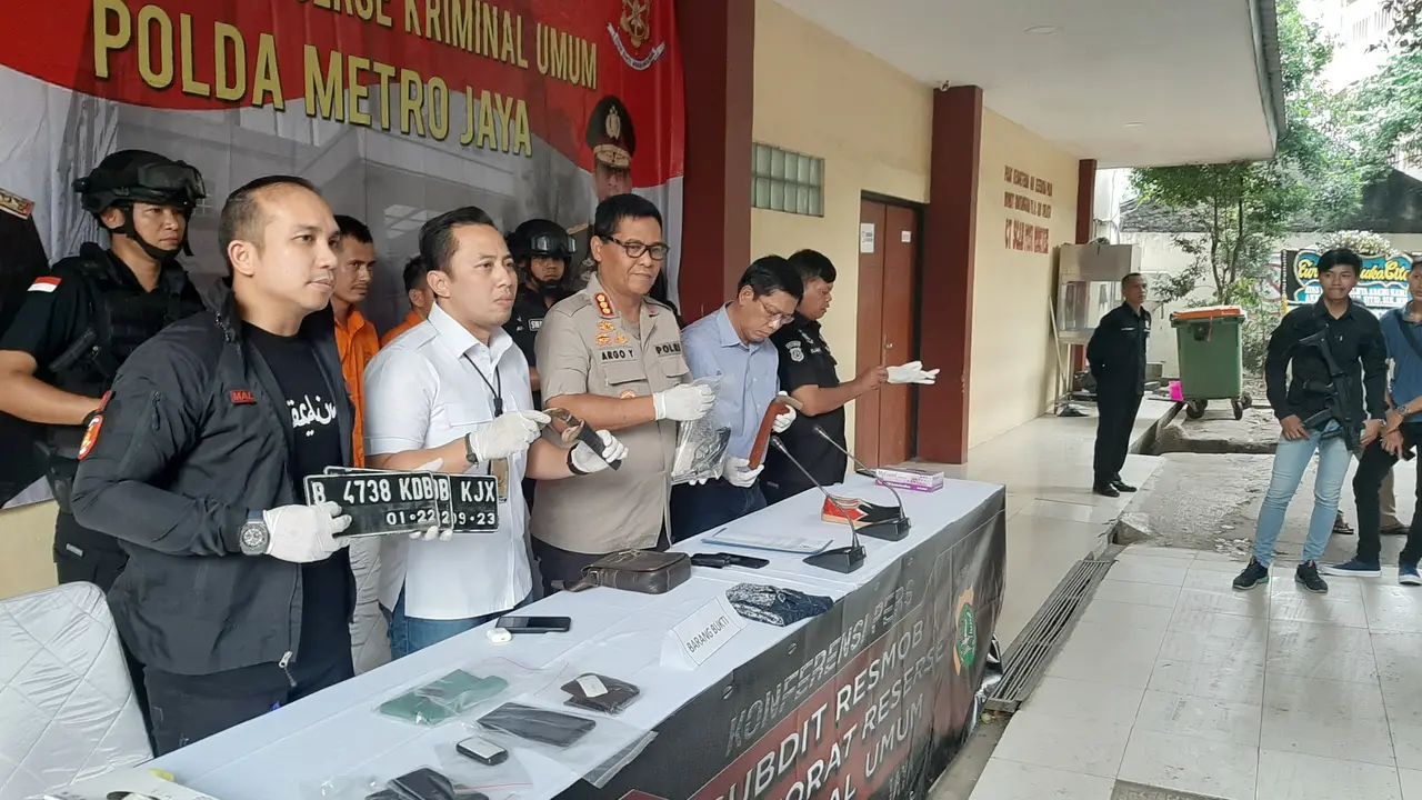 Polda Metro Jaya mengungkap kasus tindak pidana pencurian dengan kekerasan, serta kepemilikan senjata api tanpa izin.