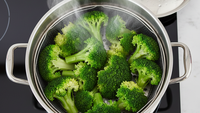 5 Tips dan Trik Mengukus Sayuran Agar Tetap Hijau dan Kriuk