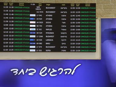 Papan yang menunjukkan pembatalan penerbangan berdiri di aula kedatangan di Bandara Ben Gurion dekat Tel Aviv pada 13 Juni 2025 setelah Israel menutup wilayah udaranya untuk lepas landas dan mendarat. (GIL COHEN-MAGEN/AFP)