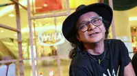 Film Wiro Sableng 212 tak hanya mengajak para aktor dan aktris papan atas untuk berperan di dalamnya. Namun Lala Timothy selaku produser ternyata mengajak seorang rocker ternama, Andy /rif. (Adrian Putra/Bintang.com)