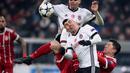 Pemain Bayern Munchen, Robert Lewandowski berebut bola dengan pemain Besiktas, Gary Alexis Medel dan Pepe pada leg pertama babak 16 besar Liga Champions di Allianz Arena, Selasa (20/2). Bayern melumat Besiktas lima gol tanpa balas. (Sven Hoppe/dpa via AP)