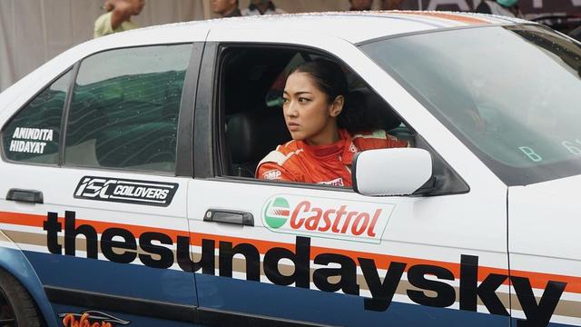 Jadi Impian Sejak Lama, Ini 7 Gaya Selebgram Anindita Hidayat Saat Ngedrift