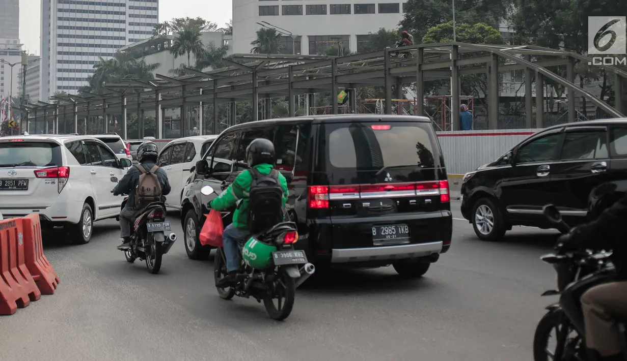 Beberapa pekerja sedang menyelesaikan pembangunan Halte TransJakarta di Tosari, Jalan Thamrin, Jakarta, Kamis (15/8/2019).  (Liputan6.com/Faizal Fanani)