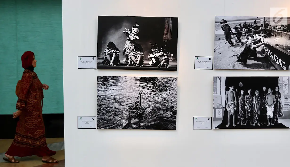 Sejumlah karya fotografi dipajang dalam pameran fotografi bertajuk “Semangat Anak Indonesia dalam Bingkai Hitam Putih” di TIM, Jakarta, Selasa (20/3). Pameran tersebut menampilkan 60 foto dari kategori umum dan jurnalis. (Liputan6.com/Immanuel Antonius)