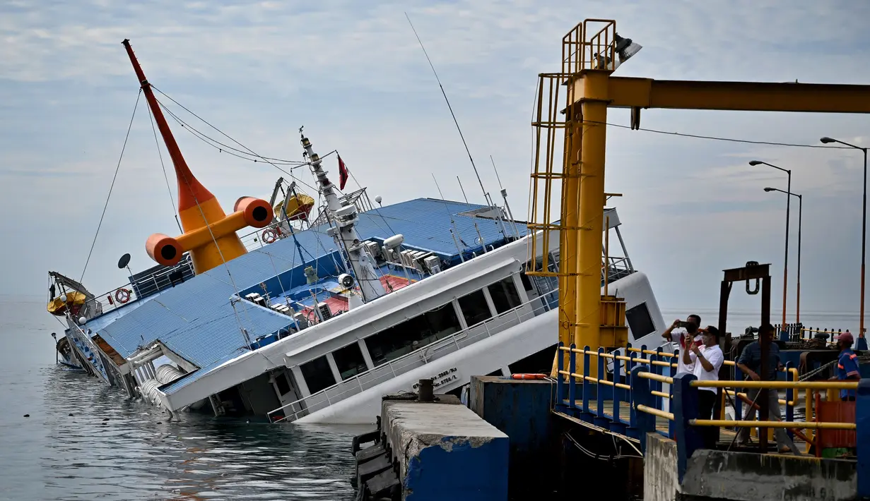 KMP Dharma Rucitra III kandas di Pelabuhan Padang Bai, Karangasem, Bali, Sabtu (13/6/2020). KMP Dharma Rucitra III kandas saat hendak bersandar di Pelabuhan Padang Bai. (SONNY TUMBELAKA/AFP)
