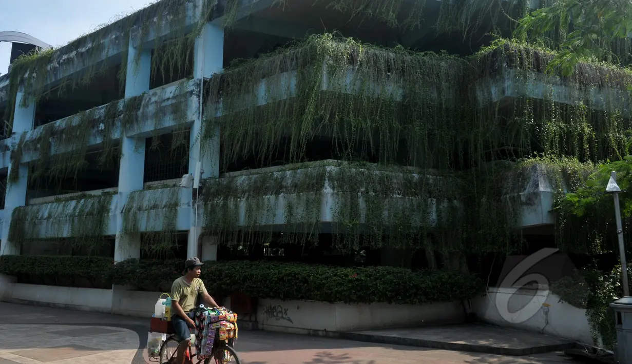 Suasana gedung parkir empat lantai di Taman Menteng, Jakarta Pusat, Senin (30/3/2015). Kondisi gedung yang sepi dan minim perawatan tersebut seringkali dimanfaatkan pasangan muda mudi untuk berkencan. (Liputan6.com/Johan Tallo)