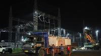 Proses perbaikan listrik di Madura yang byar pet sejak sepekan lalu. (Dian Kurniawan/Liputan6.com).
