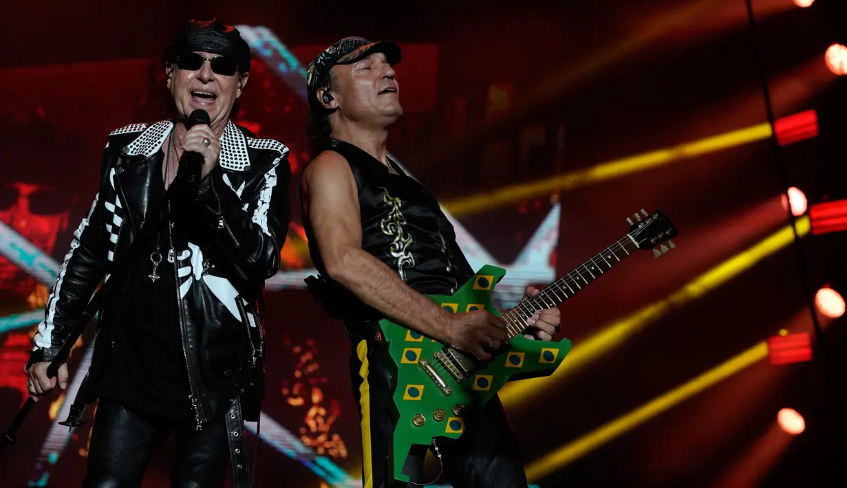 Aksi vokalis Scorpions Klaus Meine (kiri) dan gitaris Matthias Jabs saat tampil dalam festival musik Rock in Rio, Rio de Janeiro, Brasil, Sabtu (5/10/2019). (AP Photo/Leo Correa)