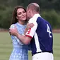 Putri Wales dari Inggris, Kate Middleton mencium Pangeran William setelah pertandingan The Royal Charity Polo Cup 2023 di Guards Polo Club di Windsor, barat London pada 6 Juli 2023. (AFP/Henry Nicholls)