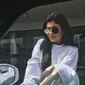 Kylie Jenner pamer cincin berlian di jari manis, dari Tyga. (Instagram)