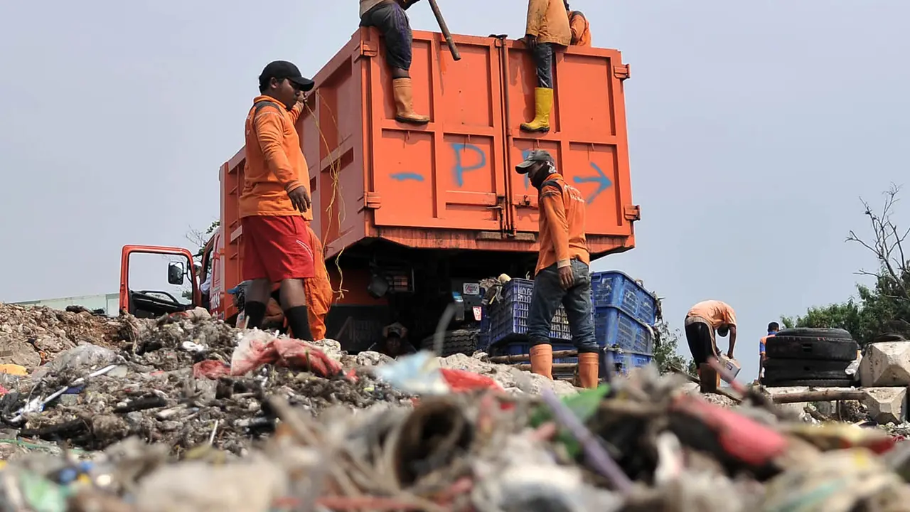 Penampakan Hamparan Sampah di Pesisir Cilincing