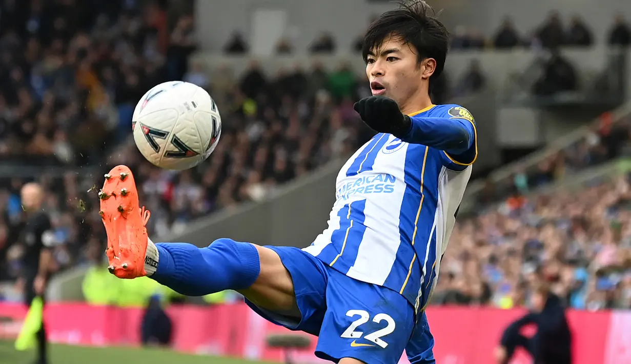 Gelandang Brighton and Hove Albion, Kaoru Mitoma mengontrol bola saat menghadapi Liverpool pada laga putaran keempat Piala FA 2022/2023 di Amex Stadium, Brighton (29/1/2023). Kaoru Mitoma langsung tampil menggila bersama Brighton di musim debutnya pada 2022/2023. Ia total telah mengemas 8 gol dan 5 assist musim ini di Liga Inggris. Namun gajinya tergolong minim hanya 20 ribu pound sterling atau setara Rp372 juta per pekan. (AFP/Glyn Kirk)