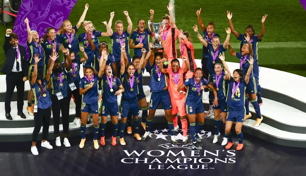 Para pemain Lyon mengangkat trofi juara usai mengalahkan Wolfsburg pada final Liga Champions Wanita di Stadion Anoeta, San Sebastian, Spanyol, Minggu (30/8/2020). Lyon meraih gelar juara Liga Champions Wanita usai mengalahkan Wolfsburg 3-1. (Sergo Perez/Pool via AP)