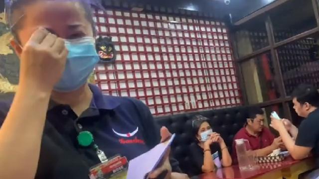 Kenakan Masker Nyeleneh, Wanita Ini Bikin Pelayan Resto Tertawa Hingga Menangis